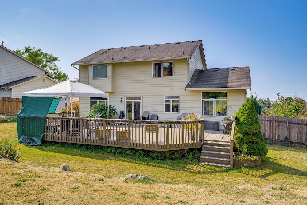 Spacious Yard & Deck: Home 8 Mi to Puget Sound!