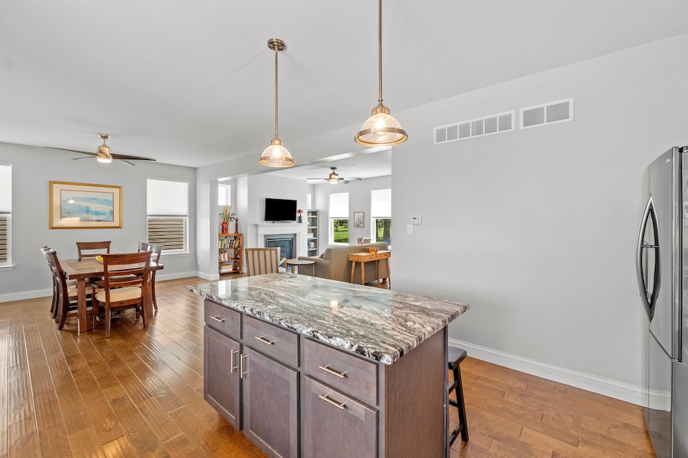 Modern Home W/garage Near SLU JZ Vacation Rentals