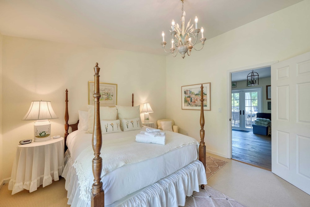 Glen Ellen Escape 5BR Retreat w/ Pool, Hot Tub, Hammocks & Vineyard Views