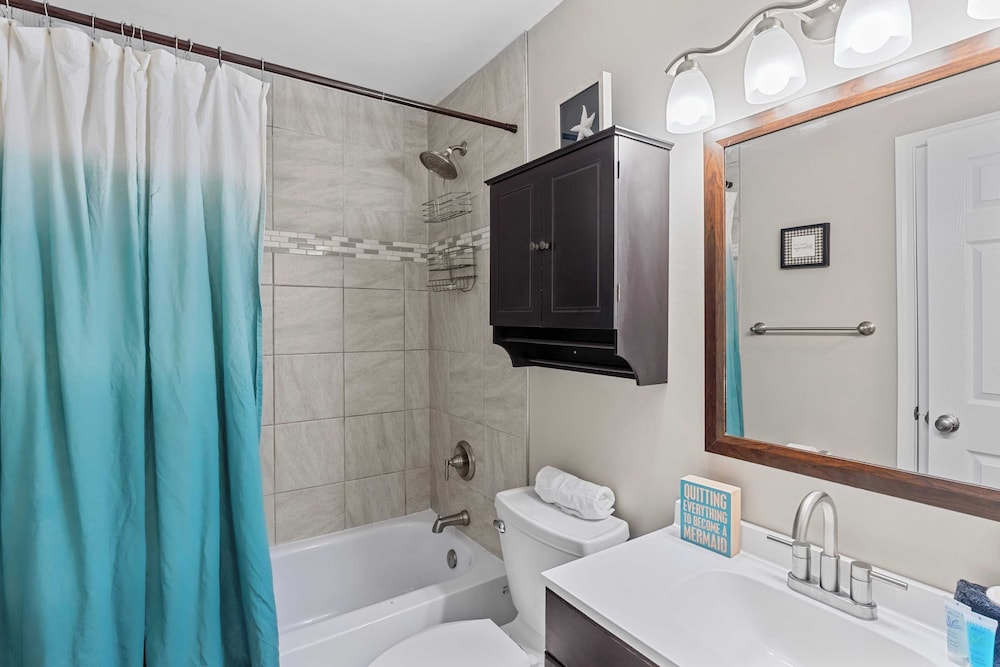 Spacious 3BR w/ Tiki Bar + Shared Pool Walk to Beach, Near 30A & Pier Park