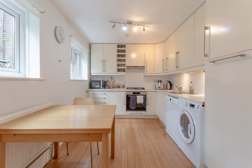 Well Located 2 Bedroom 1 Bath in Elephant & Castle