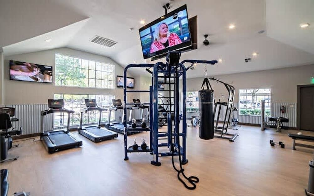 Ideal 2BR King Suite w Gym Pool Close to Downtown