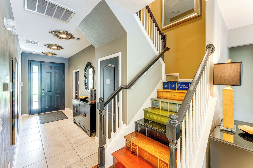 Themed Rooms, Pool & More! Custom Davenport Villa