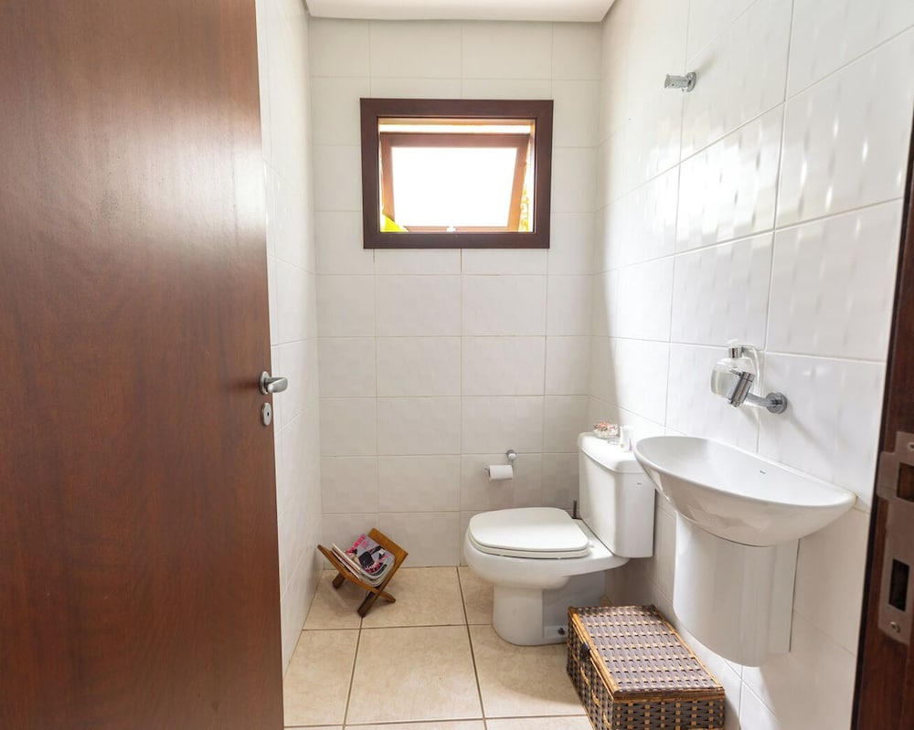 Casa com rea Gourmet e Quintal a 200 m da Praia