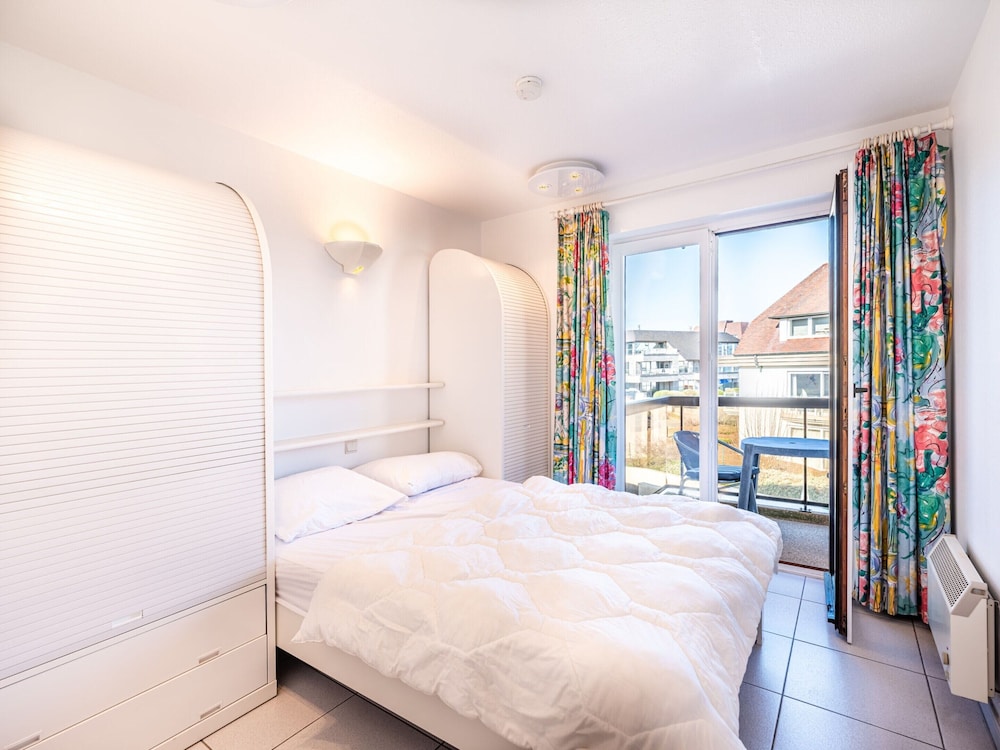 Apartment in Oostduinkerke With Garage