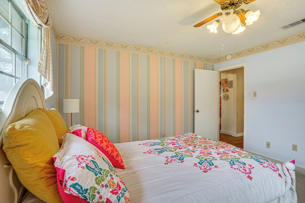 Karaoke Ready! Fort Worth Area Home w/ Pool