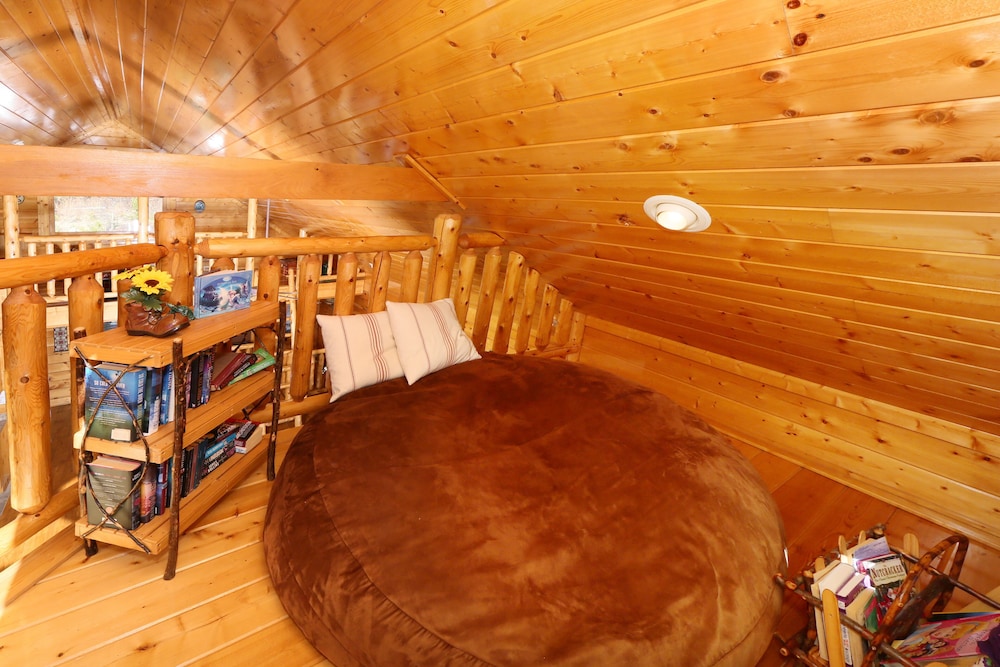 Howling Wolf - One Bedroom Cabin view 3