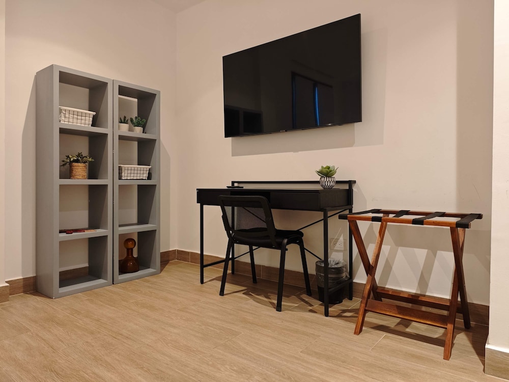 w Grandiose 1BR w Balcony in Casco Viejo