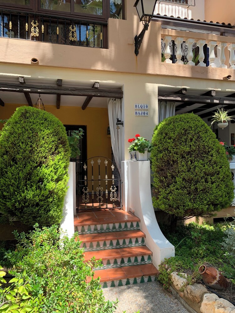 Comfortable Spacious Family House, Large Terrace and Garden, Beach and Bars