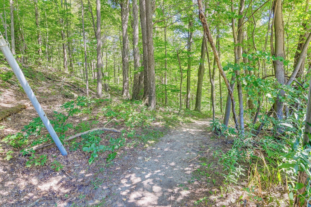 < 1/2 Mi to Sugarbush Resort: Condo w/ Deck!
