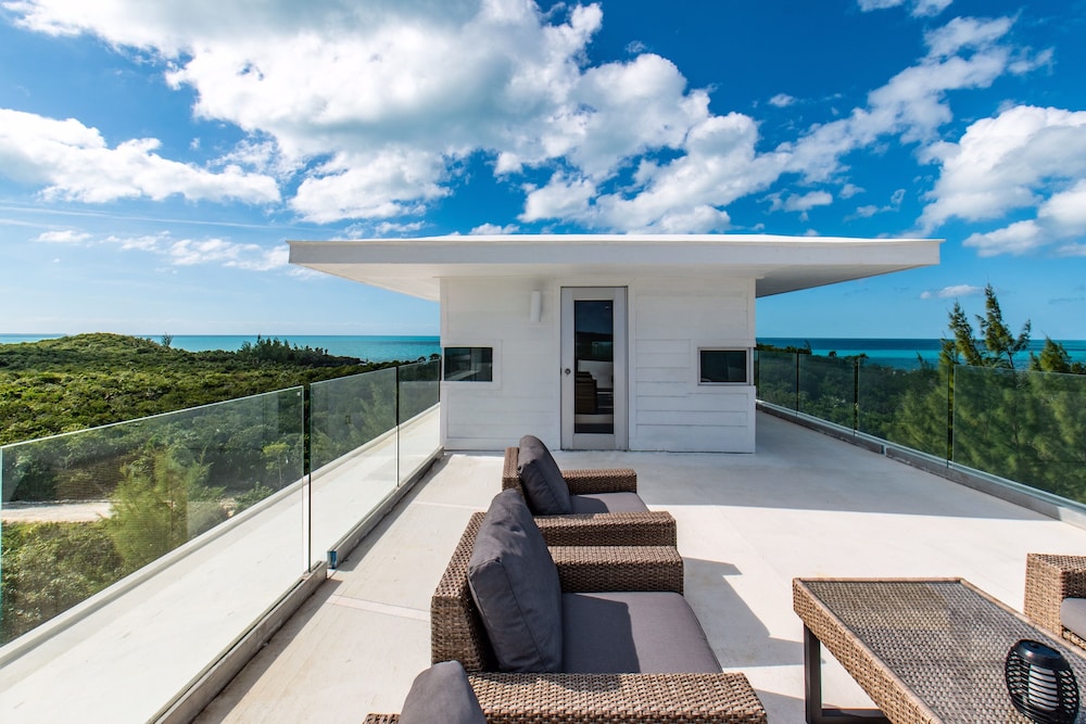 Beachfront Beauty: Luxury Estate With Infinity Pool And Spa