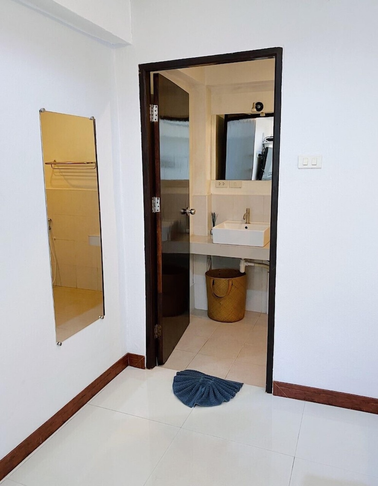 The Reef Hotel & Studios