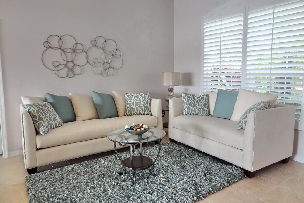 BE324 4 Bedroom Holiday Home by Marco Naples Vacation Homes