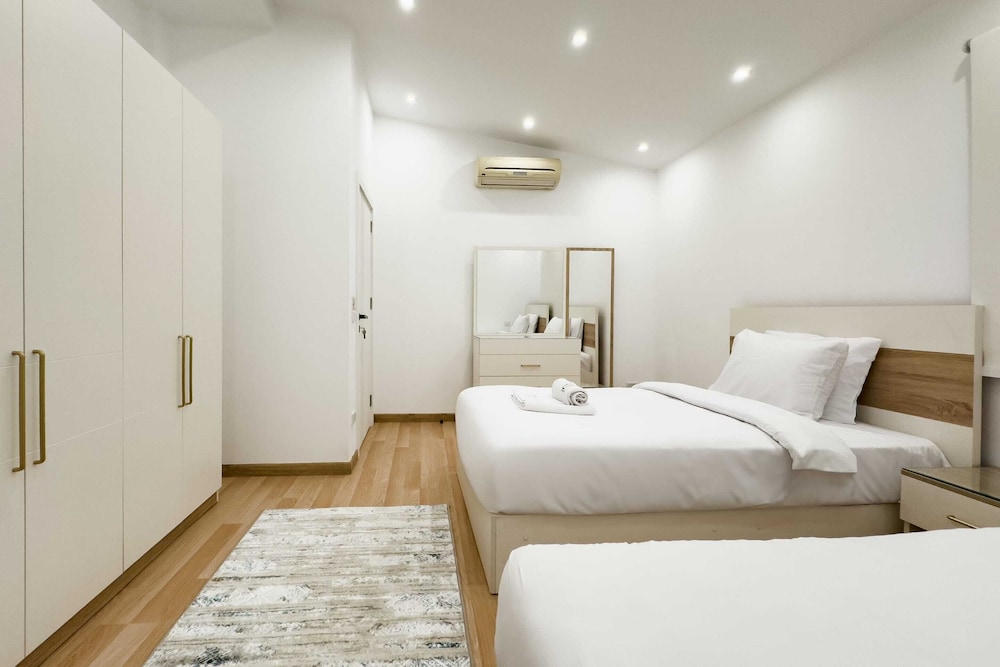 Posh & Panoramic 2bdr Rooftop 5 Min To Airport