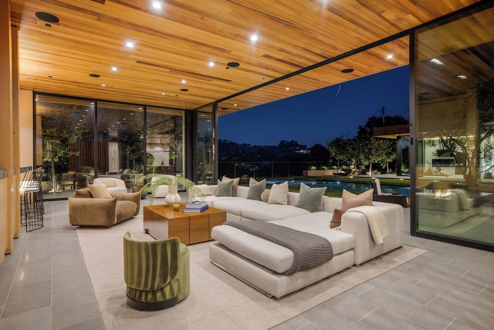 Oak Pass Manor: Indoor-outdoor Luxury With Pool, Sauna & Panoramic Views