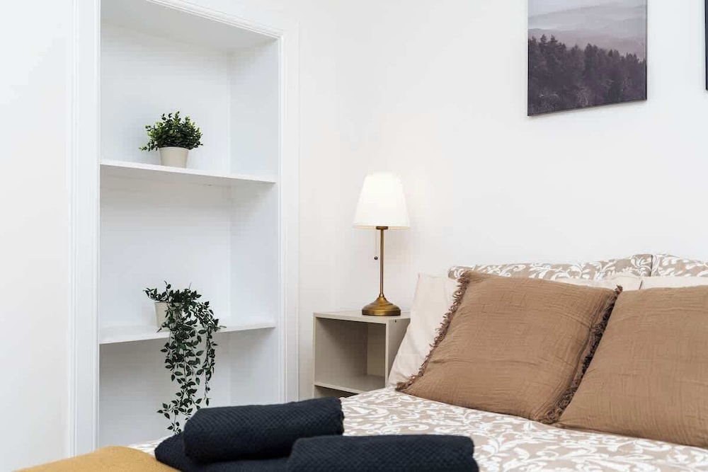 2 Bedroom House-free Parking