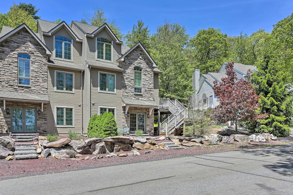 Half-mi to Big Boulder Lake: Townhome w/ Deck!