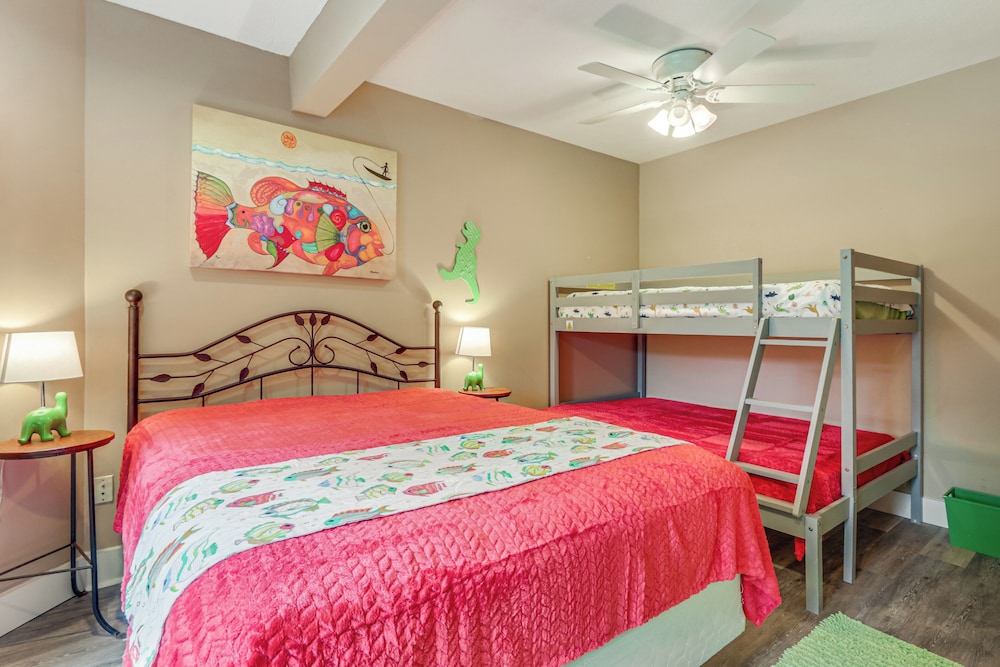1 Mi to Wisp Resort: Hot Tub Haven in Mchenry!