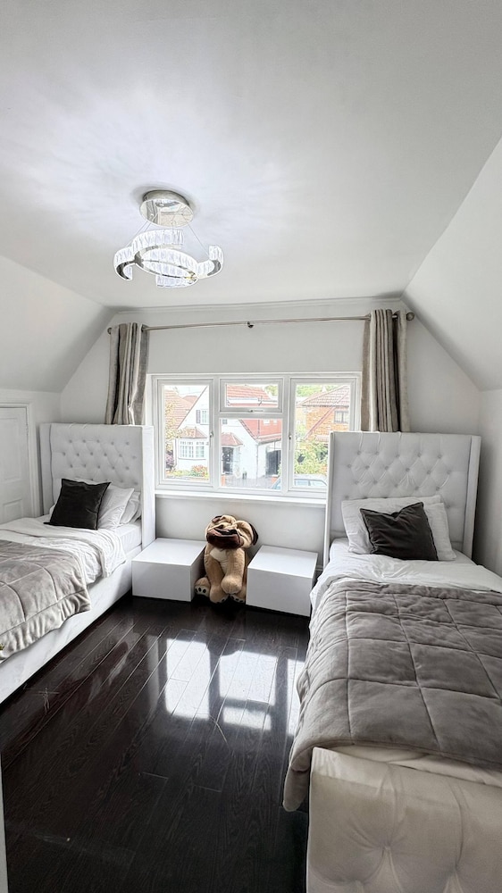 Luxurious West London Retreat With Hot Tubs & Easy Access to Central London