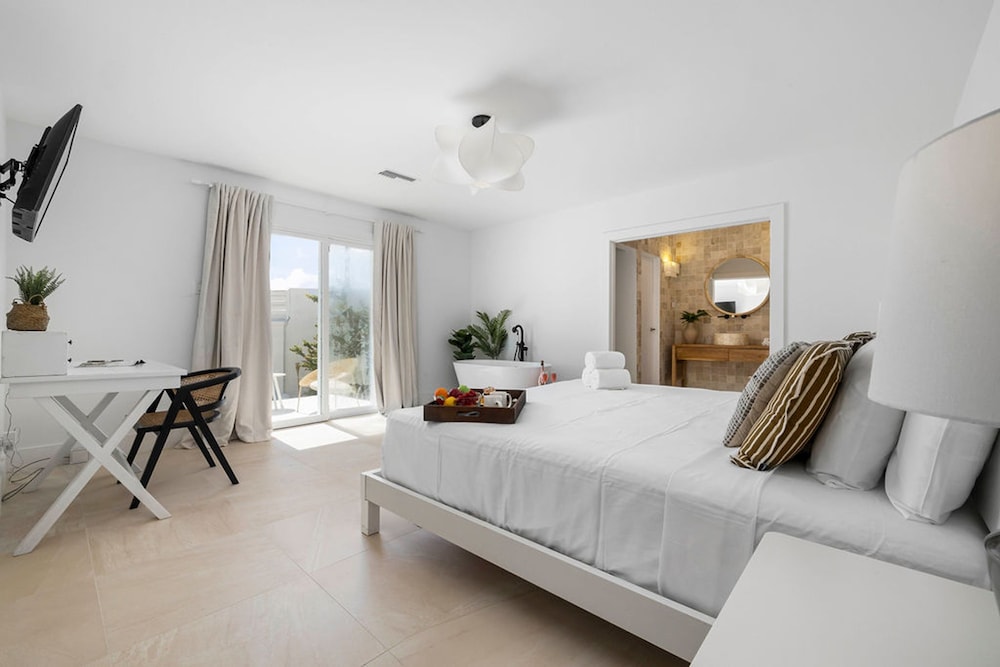 Beachfront Villa w Pool Sleeps 16 Dining Tub