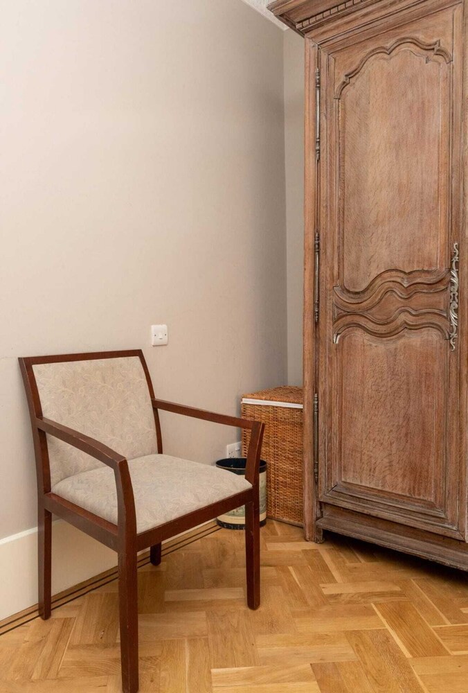 Charming 1BD Flat With Balcony - Kensington