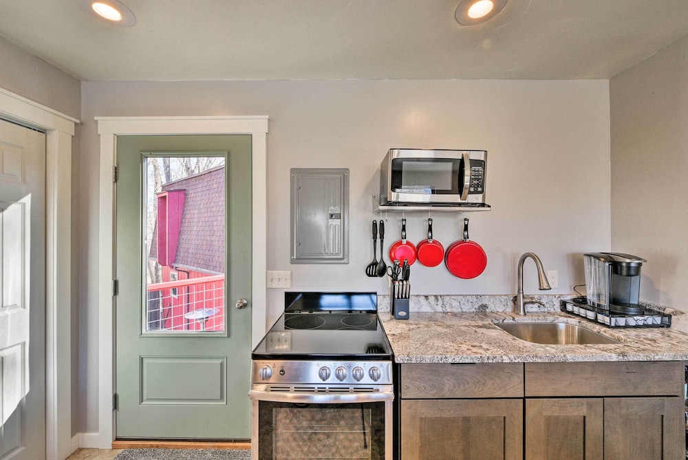 Cozy Mountain Studio By Main Street & Hot Springs!