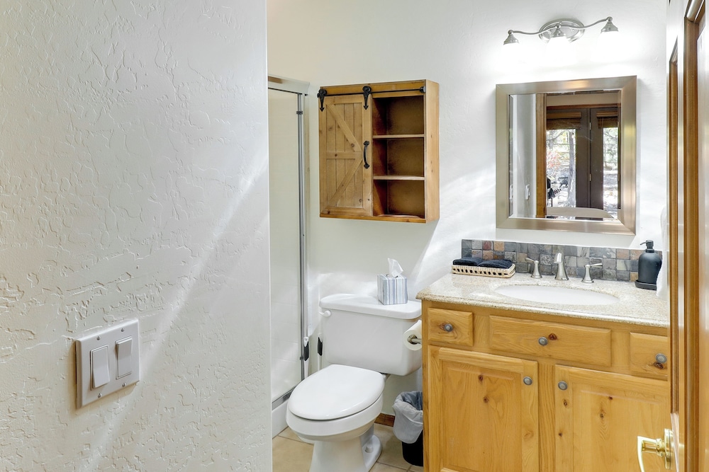 Pet-friendly Show Low Cabin w/ Patio & Gas Grill!