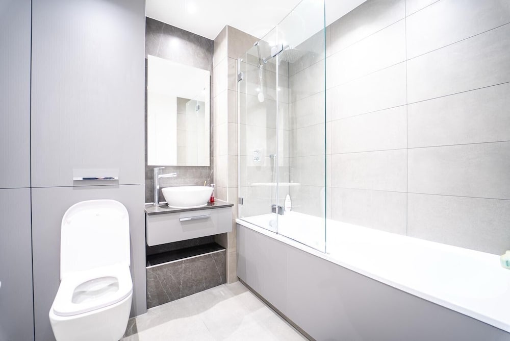 4 Guests - Close Airport - 25min Central London