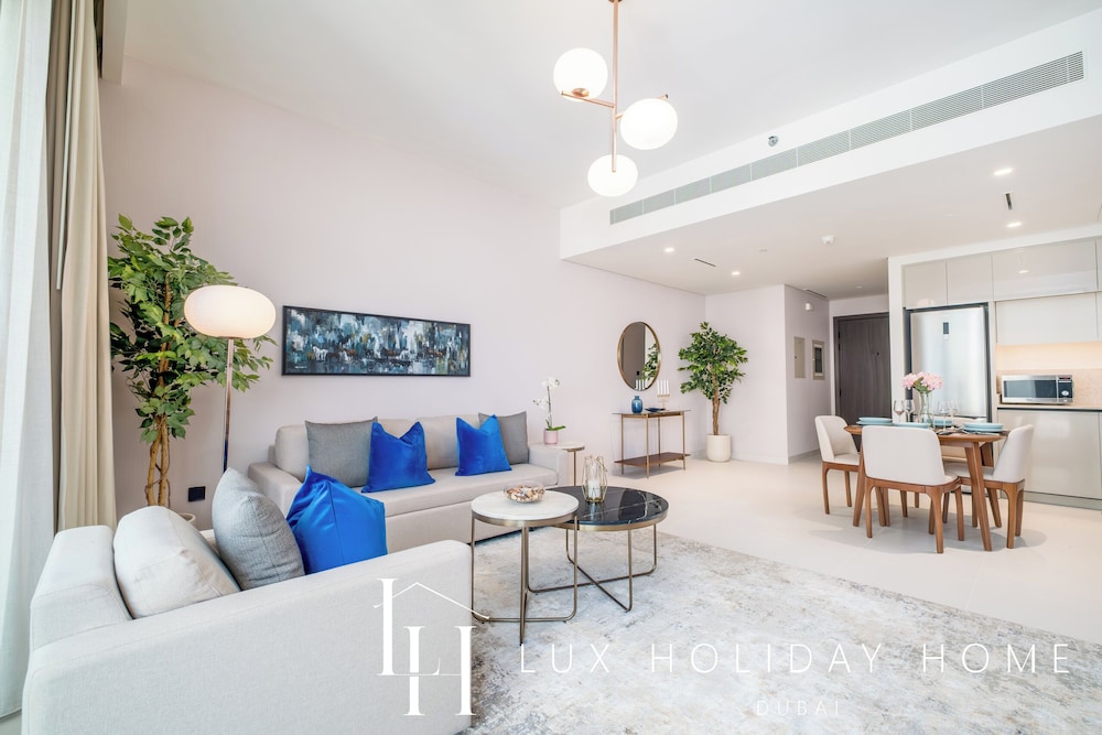 LUX The Marina Vista Beachfront Suite 5