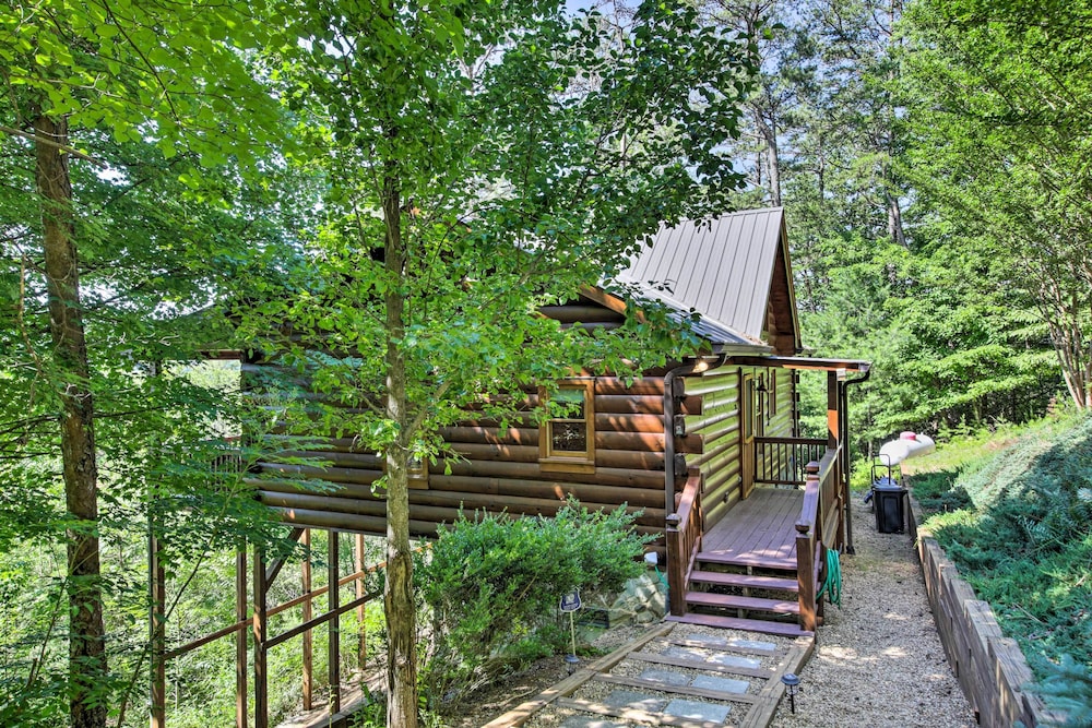 Secluded Blue Ridge Cabin: Walk to Trails! view 5