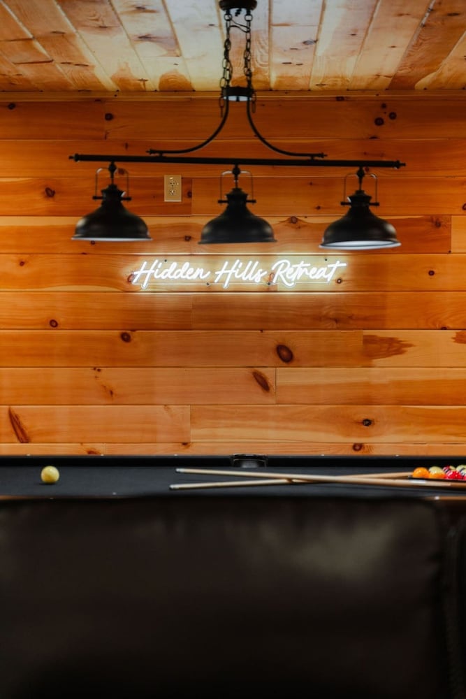 Sleeps 16! Luxury Cabin With Game Room & Hot Tub
