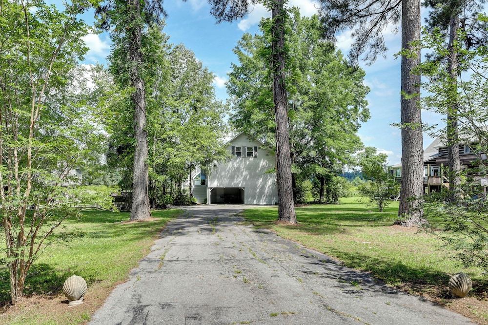 Spacious Riverfront Cottage w/ Dock in Green Pond!