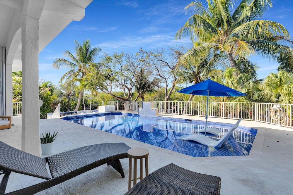 New Listing! Reel Joy Waterfront Luxe With Pool And Private Dock 4 Bedroom Home