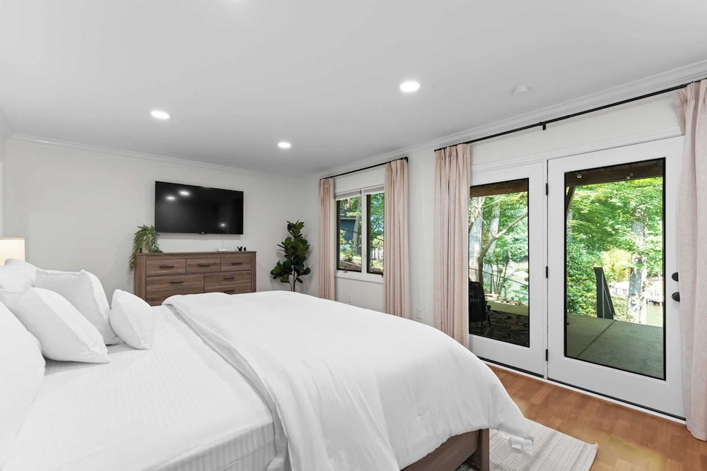 Cove's End by Avantstay Dock, Game Room, Fire Pit & Forest Views