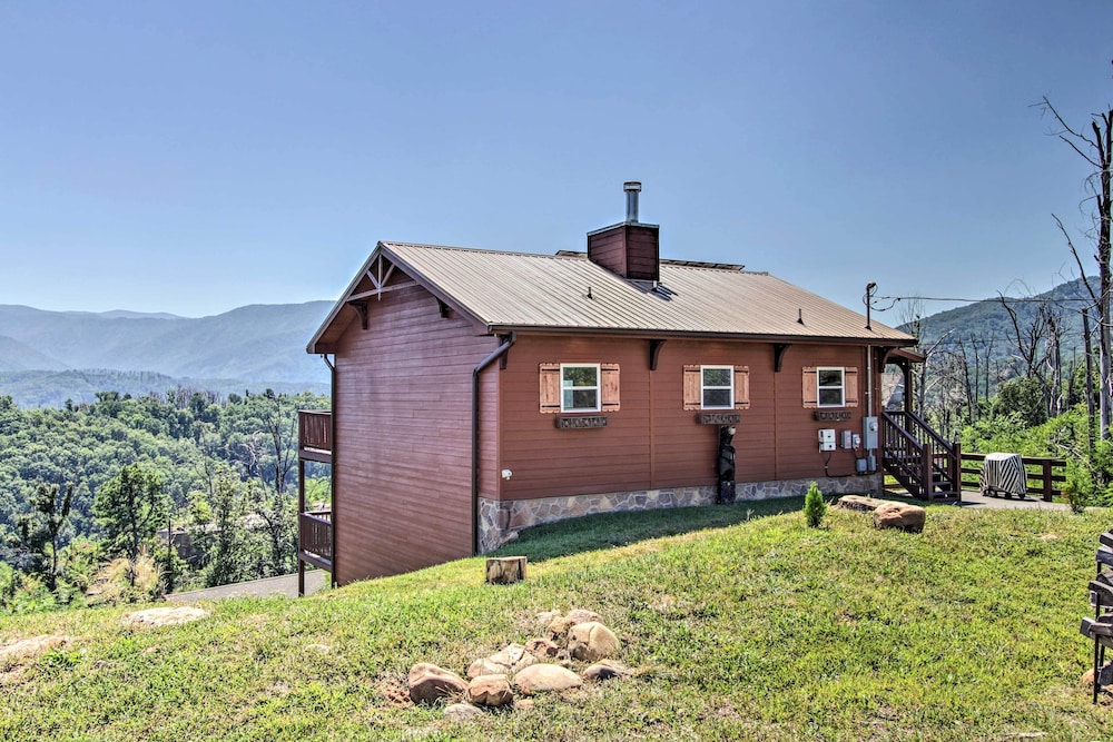 Panoramic Mtn View! Couple's Retreat in Gatlinburg view 5