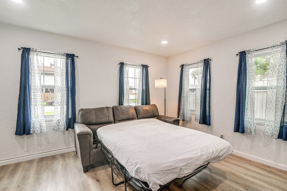< 1 Mi to Beaches: Galveston Retreat w/ Patio!