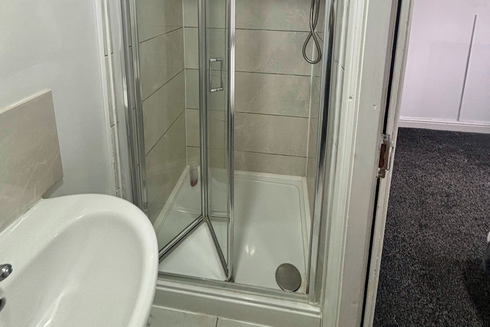 1 Room Ensuite Flat - Sleeps 2 With Sky Full Fibre