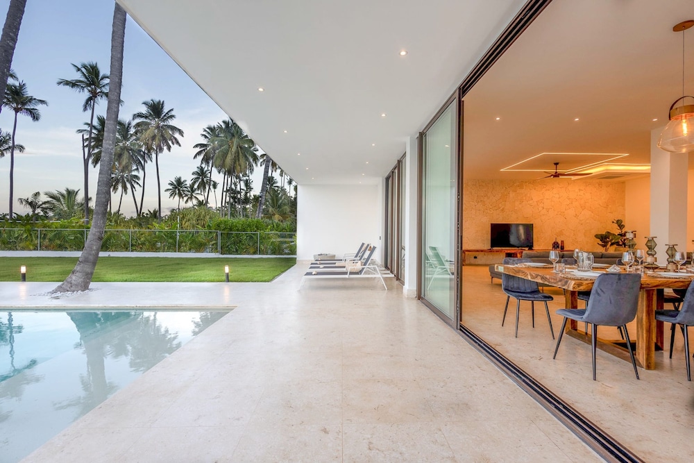 6BR Oceanfront Bliss With Private Chef and Pool