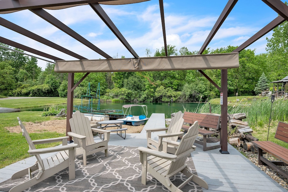 Lakeside Retreat With Hot Tub & Game Room 3 Bedroom Home