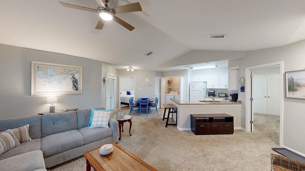 Charming 2BR Condo w/ Private Balcony in Gulf Shores, Pool, Hot Tub