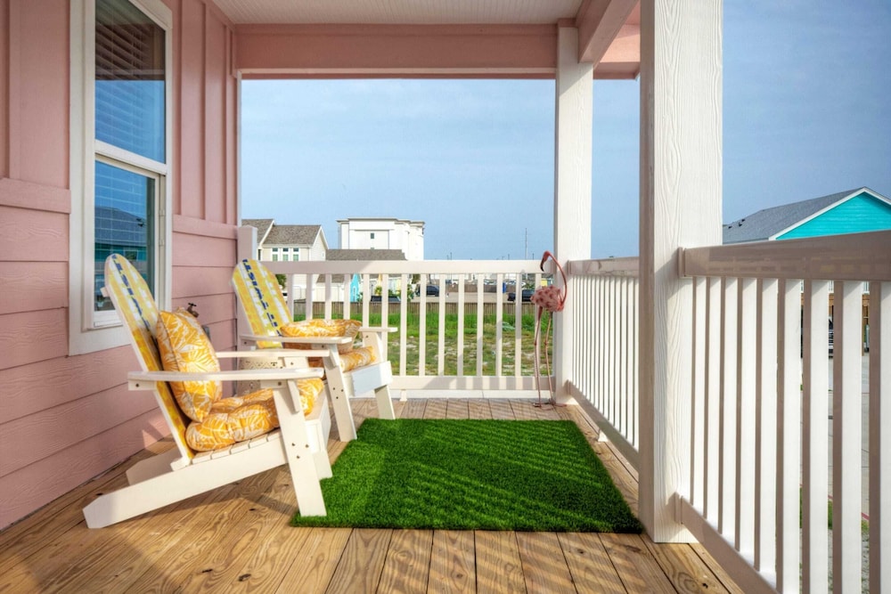 Sleeps 21, 2 Homes Private Pool, Patio Lounge w/ Fire Pit, Bar, TV, & Games