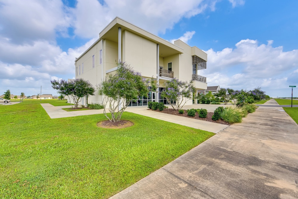 Modern Lake Charles Condo w/ Balcony: 7 Mi to Dtwn view 4