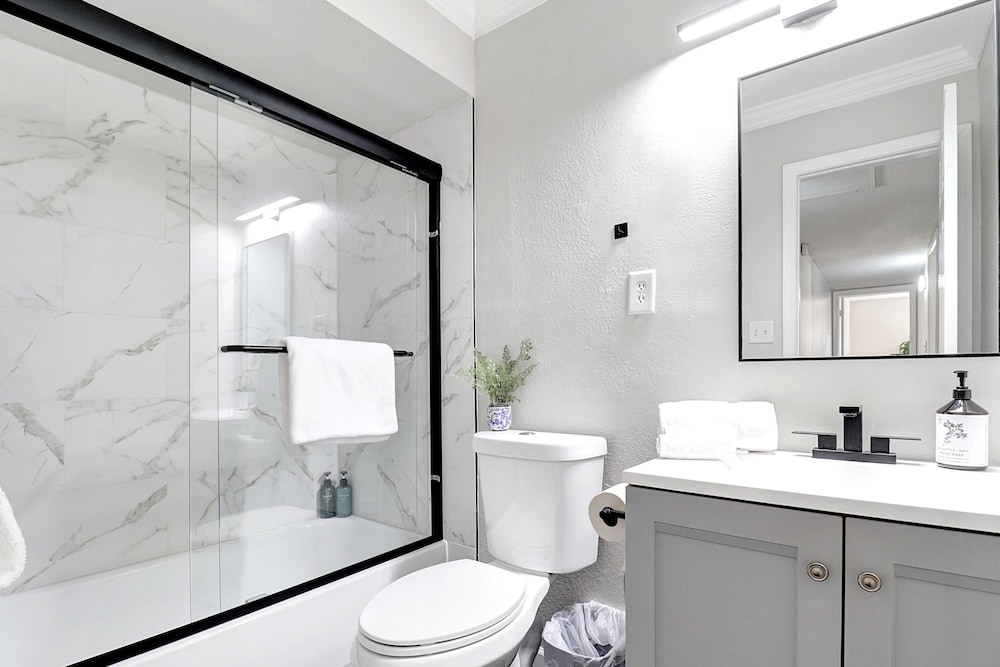 Karen in Phoenix With 4 Bedrooms and 2 Bathrooms