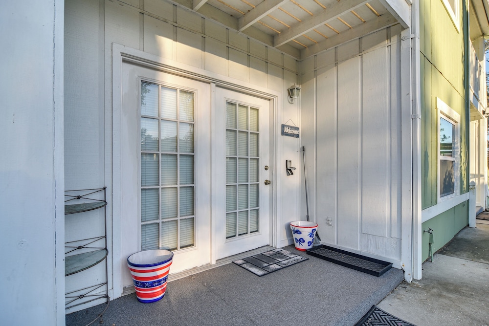 5 Mi to Beaches: Seminole Retreat w/ Balcony
