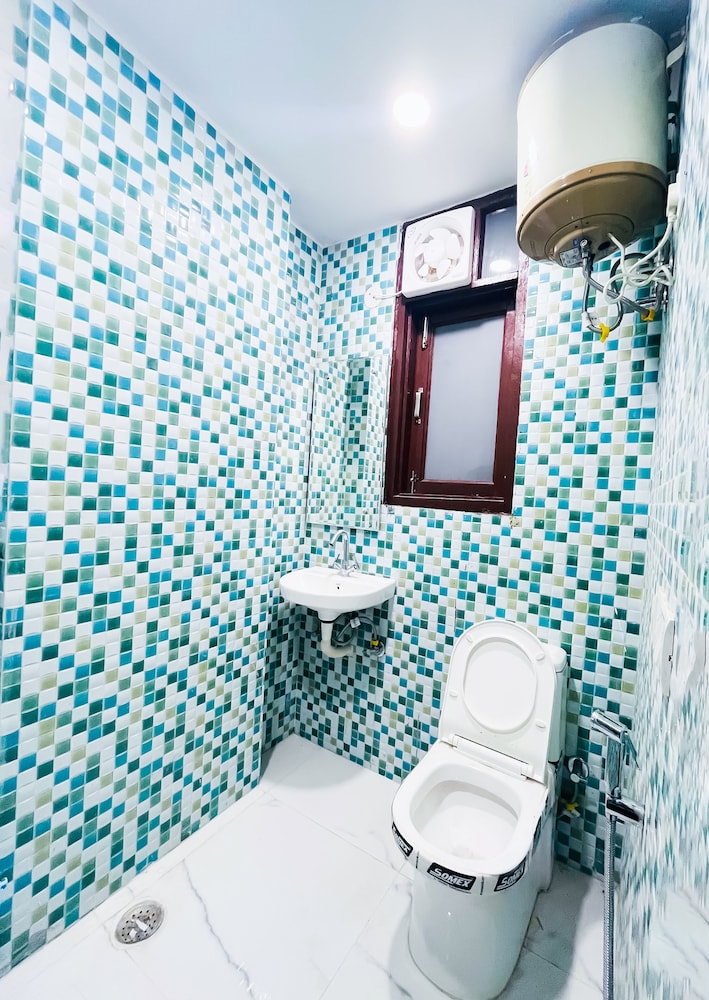 Roomshala Hotel Seven