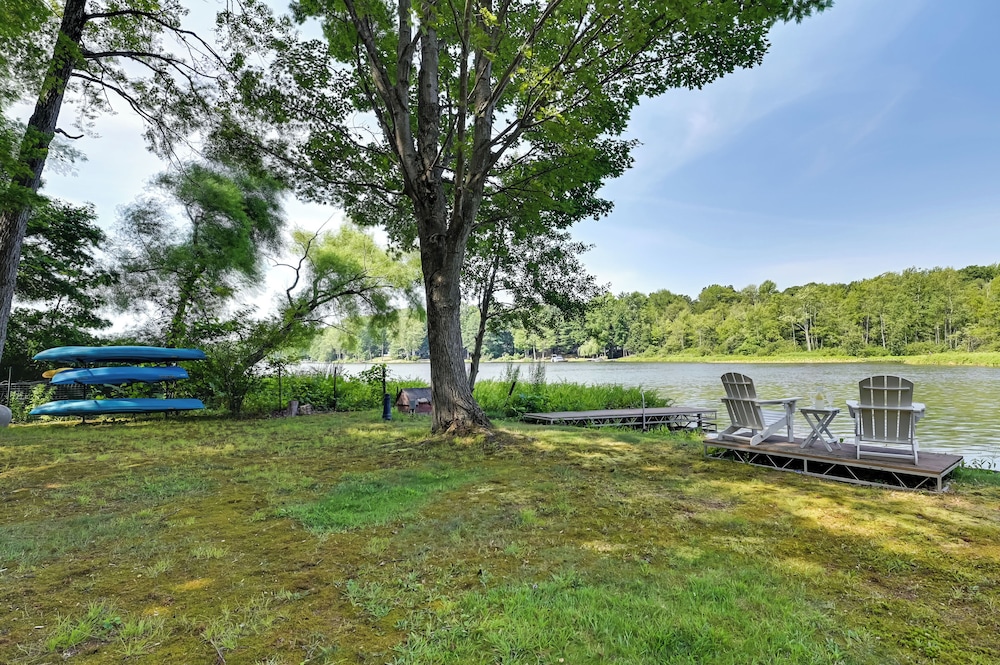 Waterfront Deck! Chic Lower Scott Lake Cottage