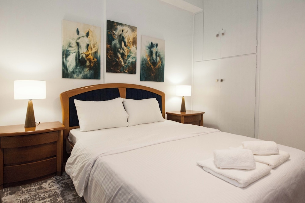 Stylish Renovated 2 Bd Apt in Exarcheia