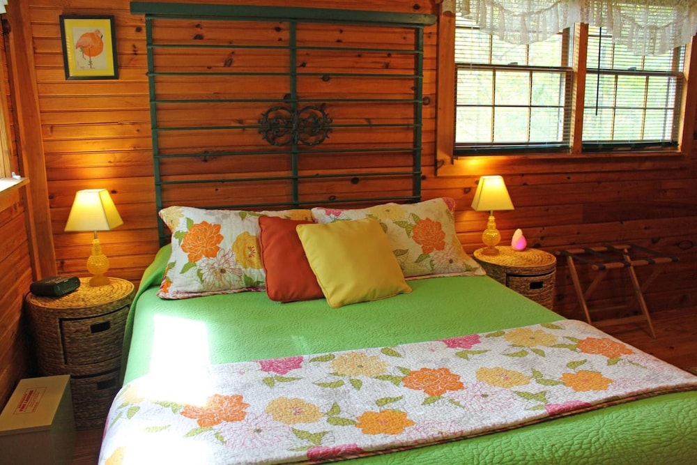 Henson Cove Place B&B with Cabin