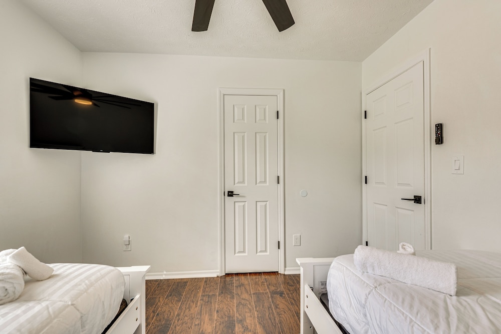7 Mi to Dtwn Atl: Upscale Family Home w/ Balcony
