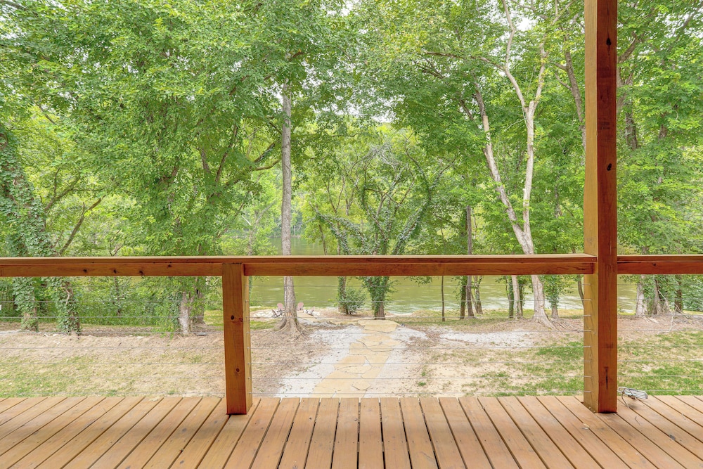 Relax on the River: Modern Mountain View Escape!